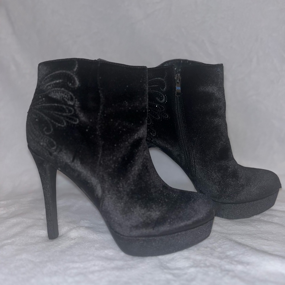 De Blossom Ankle Boots. Velvet. Size 9